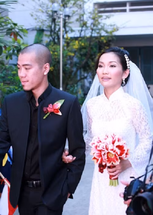 Diễn viên Kim Hiền từng trở thành tâm điểm bởi cuộc hôn nhân chỉ kéo dài 2 tháng với DJ Hoàng Phong. Theo đó, tháng 1/2010, cả hai tổ chức đám cưới sau 6 năm bên nhau và có một cậu con trai chung. Ảnh: Dân Việt