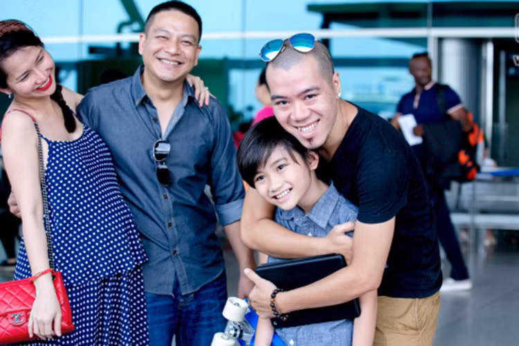 Khi phát hiện DJ Hoàng Phong tay trong tay với người phụ nữ khác, Kim Hiền quyết định ly hôn. Sau cuộc hôn nhân đầu tiên đổ vỡ, cô hiện có tổ ấm vô cùng hạnh phúc. Vì con trai, Kim Hiền hiện giữ mối quan hệ tốt đẹp với DJ Hoàng Phong. Ảnh: Vietnamnet