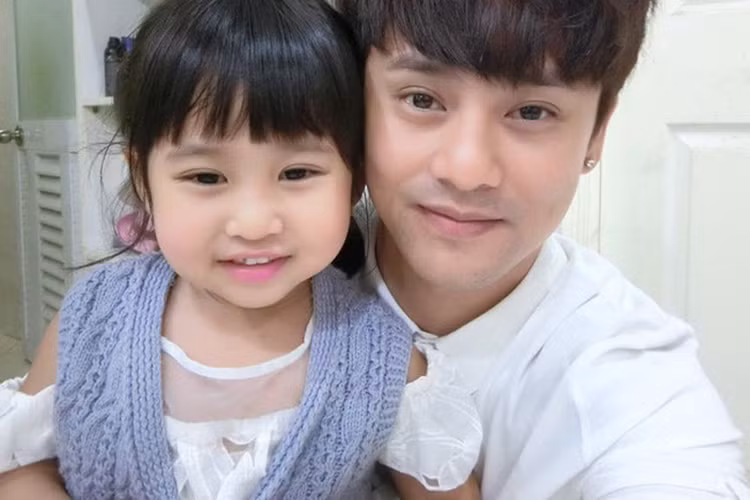 Nam ca sĩ Ưng Đại Vệ từng giữ bí mật lấy vợ và có con gái. Chỉ đến khi tham gia chương trình Bài hát hay nhất, anh mới tiết lộ về cuộc hôn nhân của mình. Theo đó, anh đã kết hôn vào năm 2010 nhưng chia tay sau 1 năm chung sống khi con gái vừa chào đời. Ảnh: FBNV