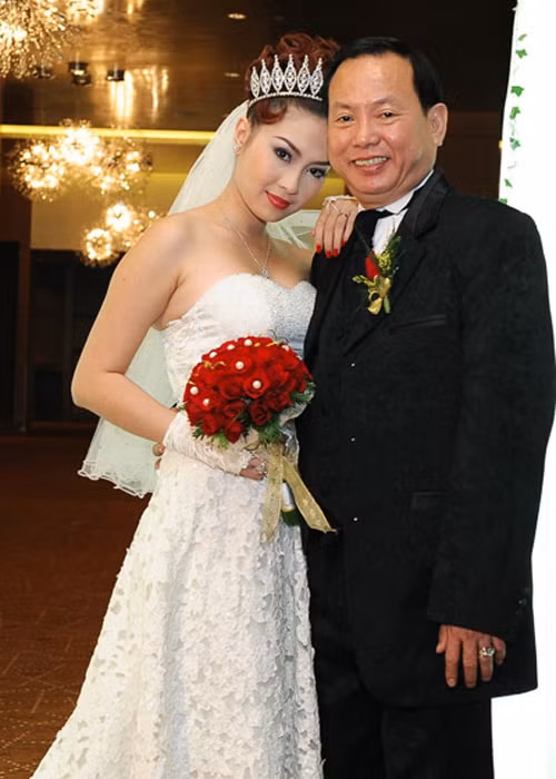 Người đẹp Nguyễn Cao Thu Vân là một trong số những sao Việt từng có cuộc hôn nhân quá ngắn ngủi. Theo đó, tháng 10/2012, Thu Vân tổ chức tiệc cưới xa hoa và hoành tráng với doanh nhân Đoàn Đình Sơn, hơn cô 24 tuổi. Ảnh: Infonet