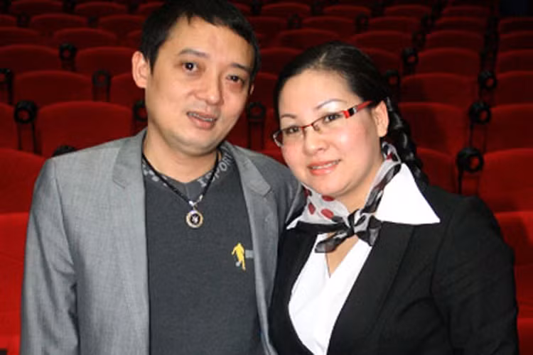 Sau cuộc hôn nhân đầu tiên đổ vỡ, danh hài Chiến Thắng kết hôn lần 2 với chị Nguyễn Thanh Tám. Cả hai là bạn học cùng thời cấp 3 và chơi rất thân với nhau từ nhỏ. Trước khi đến với Chiến Thắng, chị Thanh Tám đã có hai con riêng. Ảnh: Đại lộ