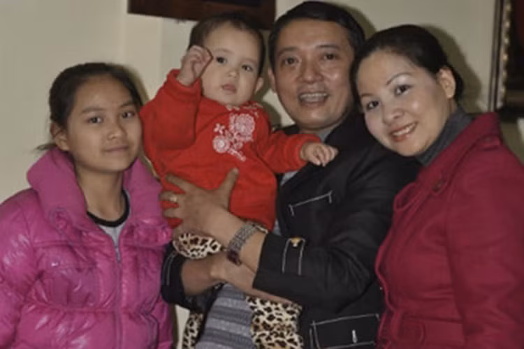 Người vợ thứ 2 của Chiến Thắng là một công chức. Sau khi kết hôn, cô và nam danh hài vừa là vợ chồng vừa là bạn. Cả hai có nhiều sở thích chung như hò hét cổ vũ cho đội bóng đá mà mình yêu thích. Ảnh: Dân Việt