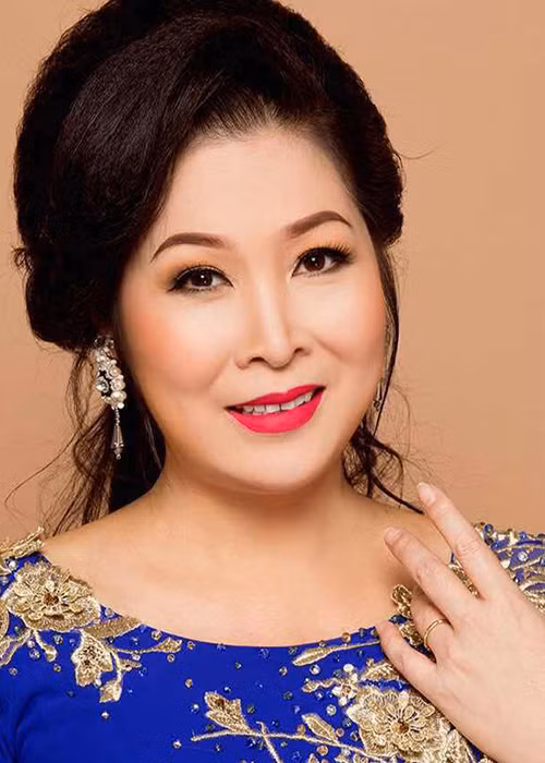 “21/6, chúc các cô chú, anh chị, các em bên mảng truyền thông báo đài sức khỏe, hạnh phúc và luôn kiên định vững vàng với điều mình sẽ làm. Cảm ơn về tất cả những điều tốt đẹp mà các bạn đã làm cho cuộc sống này”, NSND Hồng Vân chia sẻ.