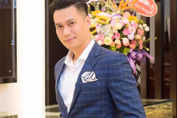 Nhân ngày đặc biệt của Báo chí Việt Nam, diễn viên Việt Anh bày tỏ: “Chúc các cô chú, anh chị, các bạn và các em những người khoác trên mình trọng trách to lớn luôn mạnh khỏe, hạnh phúc, tâm luôn sáng và bút luôn sắc”.