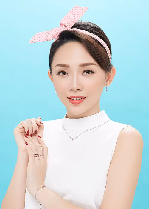 Tóc Tiên gửi lời cảm ơn đến các nhà báo hỗ trợ cô trong suốt chặng đường nghệ thuật 2 năm qua. “Mến chúc các anh chị em nhiều sức khỏe và cùng với nghệ sĩ chúng ta phát triển showbiz Việt thêm văn minh lớn mạnh”, cô viết.