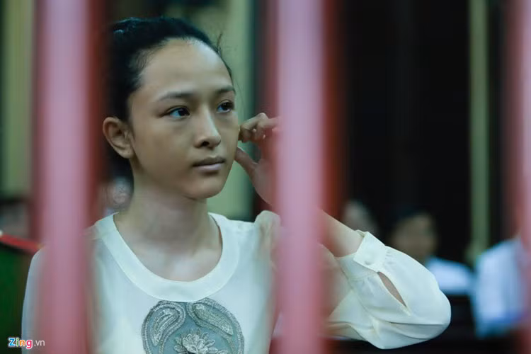 Sao Viet noi gi khi Hoa hau Phuong Nga ra toa lan 2?