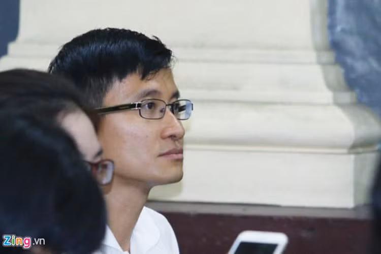 ...Đàn ông với Khôi giá trị nhất là danh dự, phẩm chất của đàn ông, của một thằng con trai dám làm dám chịu. Sau này là giá trị gia đình nếu ai biết nghĩ về gia đình. Nhưng dù thế nào thằng đàn ông vẫn có cái vui được kể cả khi mất hết. Còn con gái, đàn bà, phụ nữ họ khổ. Thế này là mất nửa cuộc đời còn lại. Khó có thể lại có hạnh phúc, có lại sự nghiệp và có lại cái chất đẹp của người phụ nữ...Ảnh: Zing