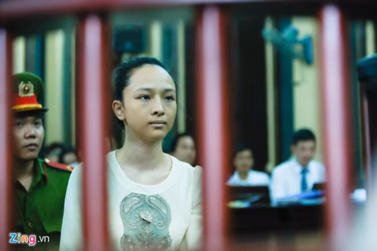 ...Con gái, phụ nữ phải đẹp, đẹp từ bên ngoài, đẹp đến bên trong. Chỉ cần đẹp 1 vế nào đó là họ có quyền kiêu hãnh và lựa chọn. Còn đẹp cả hai, họ có quyền viên mãn cuộc sống này. Các bạn gái và chị em phụ nữ hãy nhớ nhé! Dù gì các bạn sẽ khổ hơn người đàn ông! Vậy hãy nghĩ và phòng cho mình cẩn thận nhé”. Ảnh: Zing