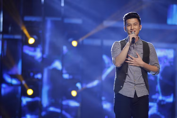 Sau khi tốt nghiệp khoa thanh nhạc, Huỳnh Anh nam tiến. Vẫn giữ đam mê ca hát, chàng hot boy 9x tham gia Học viện ngôi sao 2014 nhưng được đánh giá chỉ có khả năng hát, còn giọng ca không có gì nổi trội. Ảnh: VTV