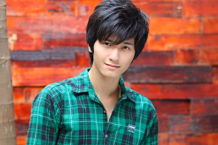 Huỳnh Anh được khán giả biết đến nhiều hơn trong vai trò diễn viên. Khi bước chân vào nghề diễn, biết chỉ có lợi thế ngoại hình và đam mê, anh chăm chỉ đóng vai quần chúng chỉ với cát-sê từ 30 đến 50 nghìn đồng mỗi ngày và học thêm về diễn xuất. Ảnh: Bưu điện Việt Nam