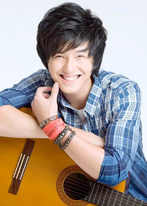 Đam mê lớn nhất của Huỳnh Anh là ca hát. Anh đã tốt nghiệp khoa thanh nhạc tại trường Cao đẳng Văn hóa Nghệ thuật Hà Nội. Khi còn là sinh viên, Huỳnh Anh từng là thành viên trong ban nhạc của Tăng Nhật Tuệ. Ảnh: Zing