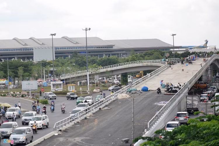 Tuy nhiên, ngày 26/6, ông Nguyễn Vinh Ninh, Giám đốc Khu Quản lý giao thông đô thị số 1 (Sở GTVT TP.HCM), cho biết công trình cầu vượt thép chữ Y trên đường Trường Sơn dự kiến sẽ thông xe và khánh thành vào ngày 3/7 tới.