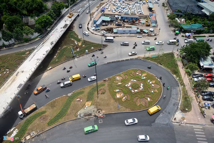 Khuôn viên, tiểu cảnh khu vực trước cổng sân bay đã được trồng cây xanh, hoa, thảm cỏ... với những hình họa khác nhau.