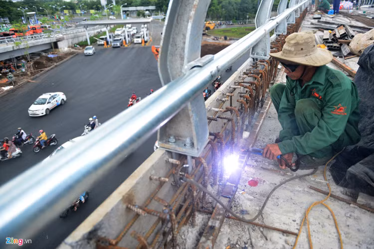Trong ngày 26/6, các công nhân nhà thầu chính hiện chủ yếu tập trung, khẩn trương thi công những hạng mục cuối như đổ bê tông, lắp lan can... phần nhánh vào ga quốc tế.