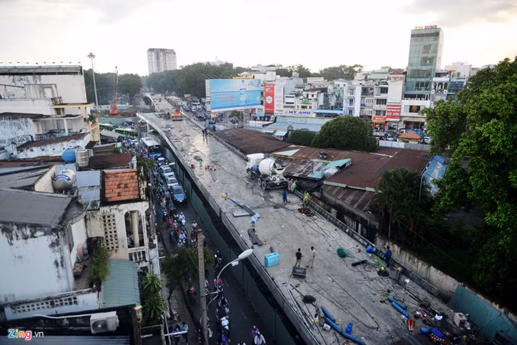 Khu quản lý giao thông đô thị số 3 (Sở GTVT TP.HCM) cho biết nhánh cầu đường Hoàng Minh Giám - Nguyễn Thái Sơn cũng được thông xe vào ngày 3/7 tới, sớm hơn 2 tháng so với kế hoạch.