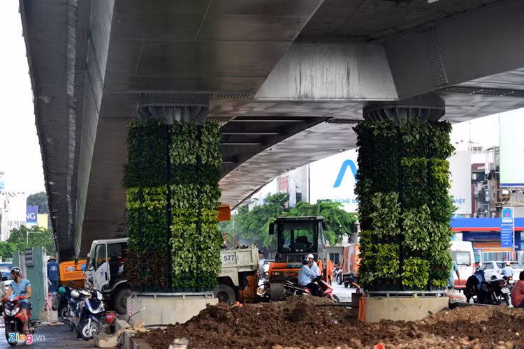 Đặc biệt, ngoài trồng cây, hoa tạo mảng xanh khu vực dưới gầm cầu, các trụ cầu vượt này cũng được lắp các giỏ cây xanh, hoa.