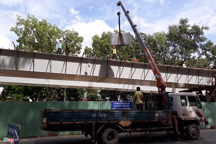 Được khởi công cùng thời điểm với cầu vượt chữ Y trước cổng sân bay Tân Sơn Nhất, cầu vượt ở vòng xoay Nguyễn Kiệm - Nguyễn Thái Sơn - Hoàng Minh Giám - Phạm Văn Đồng (thuộc quận Phú Nhuận - Gò Vấp TP.HCM) đơn vị cũng đang hoàn thành một nhánh cầu để thông xe vào đầu tháng 7.