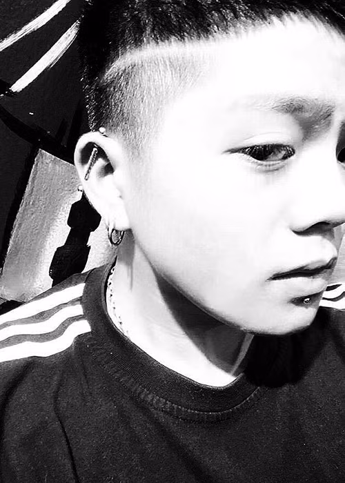 Không chỉ có sự thay đổi về kiểu tóc, gần đây, quán quân Quang Anh còn xỏ khuyên tai, khuyên miệng. Ảnh: FBNV