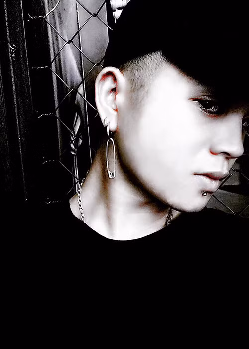 Việc cạo đầu, xỏ khuyên của giọng ca nhí gốc Thanh Hóa vấp phải những ý kiến trái chiều từ khán giả. Ảnh: FBNV