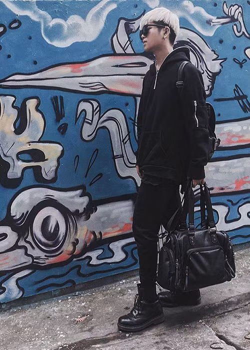 Trong những năm gần đây, Quang Anh vốn lựa chọn phong cách thời trang bụi bặm, cá tính. Ảnh: FBNV