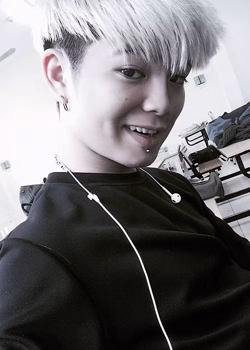 Trước những ý kiến trái chiều về hình ảnh mới nhất, quán quân Giọng hát Việt nhí 2013 bày tỏ bản thân không quá bận tâm. Ảnh: FBNV