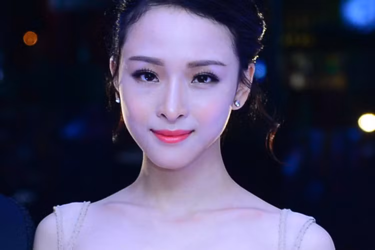 Để tránh vi phạm quy chế của ban giám khảo đặt ra và đảm bảo tính khách quan, nhà thơ đã mời Phương Nga ra về và hẹn sáng hôm sau gặp tại phòng khi có mặt các giám khảo khác. Trước thông tin này, bà Hồ Mai Phương - mẹ ruột của Phương Nga lên tiếng phủ nhận. Ảnh: Tuổi trẻ