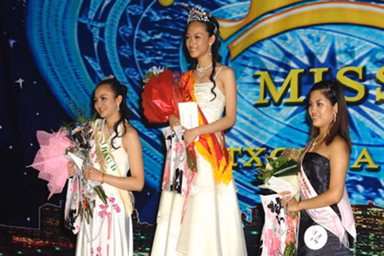 Cụ thể, biết tin Hoa hậu Phương Nga bị bắt tạm giam, khởi tố vào ngày 19/3/2015, nhà thơ Dương Kỳ Anh nhớ lại một kỷ niệm về cô trong thời gian ông làm giám khảo cuộc thi Hoa hậu người Việt tại Nga 2007. Theo lời nhà thơ, Phương Nga đã gõ cửa phòng ông lúc nửa đêm trước ngày thi chung kết và đòi nói chuyện. Ảnh: Lao động