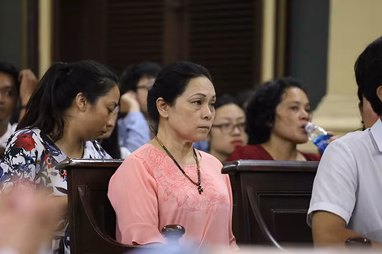 Trong vụ kiện này, bà Hồ Mai Phương thua kiện Phương Nga. Tuy xảy ra mâu thuẫn nhưng bà vẫn rất yêu con gái. Đặc biệt, sau khi Phương Nga vướng vòng lao lý, bà Mai Phương đã luôn ủng hộ tinh thần con gái. Bà tin tưởng Phương Nga bị oan trong vụ án đang gây xôn xao dư luận. Ảnh: Vietnamnet