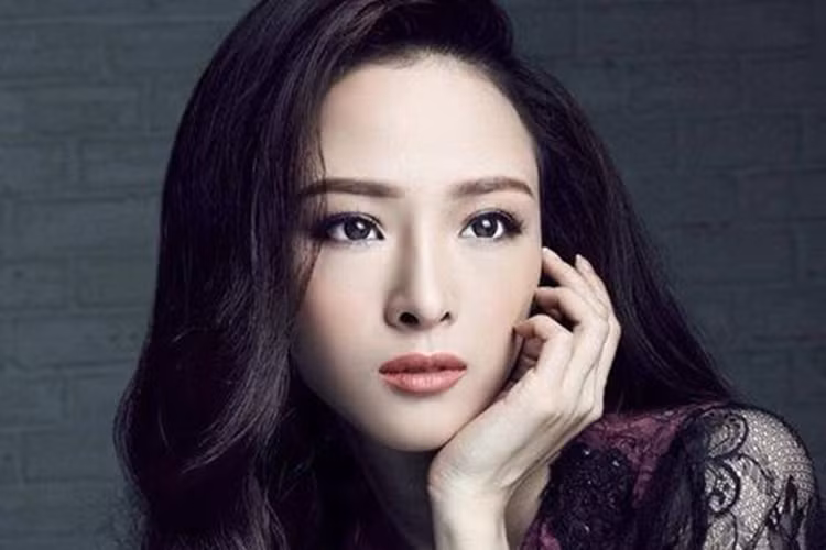 Trước chia sẻ của bà Hồ Mai Phương, nhà thơ Dương Kỳ Anh khẳng định chuyện Phương Nga gõ cửa là thật. “Tôi không nói xấu gì cô Hoa hậu đó cả. Tôi chỉ kể lại chuyện cô ấy có đến gõ cửa phòng nhờ giải đáp một số thắc mắc. Chuyện cũng xảy ra nhiều năm nay rồi, tôi không muốn nhắc lại”, ông nói với Tri thức trẻ. Ảnh: Zing