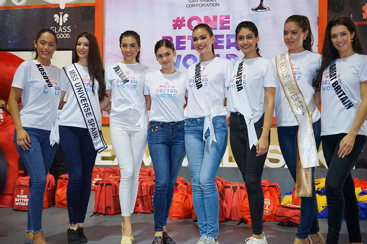 Để mang đến không khí vui vẻ cho buổi trao tặng, các người đẹp cùng nhau tổ chức nhiều trò chơi cho các em nhỏ.