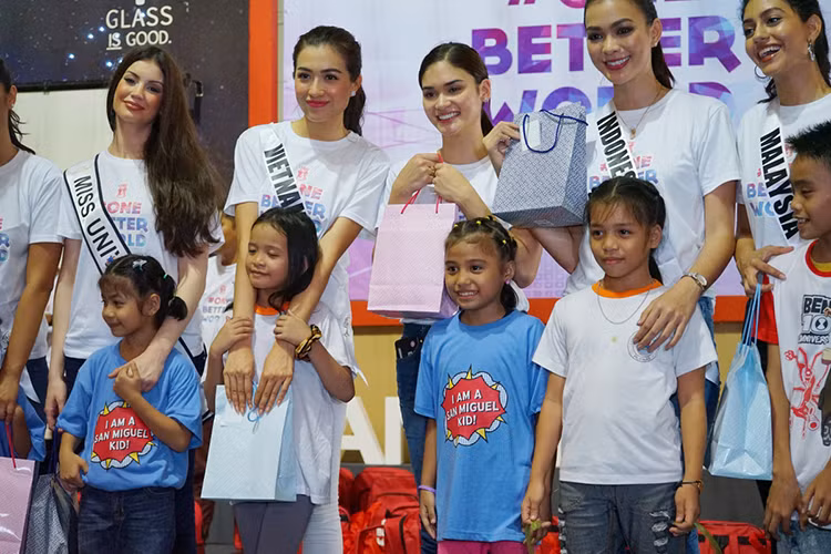 Một điều thú vị, Hoa hậu Pia Wurtzbach và Á hậu Lệ Hằng là hai người cuối cùng được gọi tên chia nhóm.