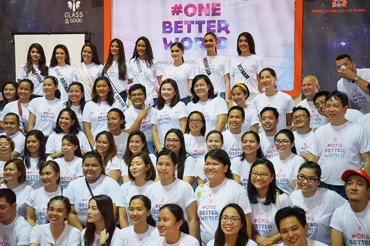 Các fans Lệ Hằng còn nhiệt tình ghép đoạn clip sự cố trao nhầm vương miện đình đám vào năm 2015 của Hoa hậu Pia Wurtzbach và màn công bố giả định này.