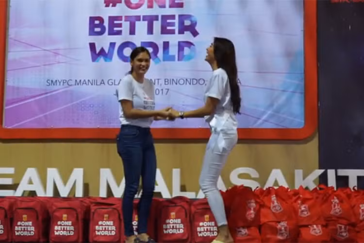 Cả hai liền vui vẻ nắm tay nhau cùng tái hiện giây phút công bố hoa hậu quen thuộc tại các kỳ Hoa hậu Hoàn vũ Thế giới.