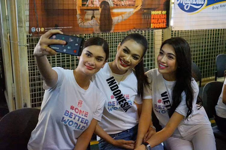 HH Pia Wurtzbach nam tay Le Hang tai hien giay phut dang quang