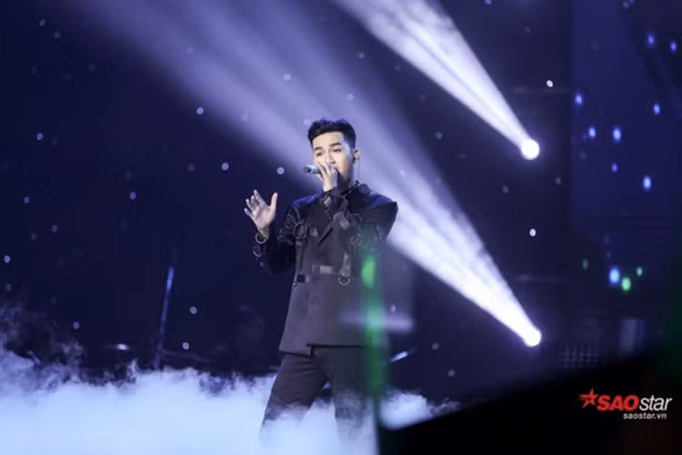 Trong đêm thi loại trực tiếp, Ali Hoàng Dương chinh phục khán giả qua ca khúc “Chuyện hôm qua đó” của Kiên Trần. HLV Đông Nhi khen ngợi học trò Thu Minh trình diễn thành công và đã có một ca khúc hit ngay khi còn ở trong cuộc thi. Ảnh: Saostar