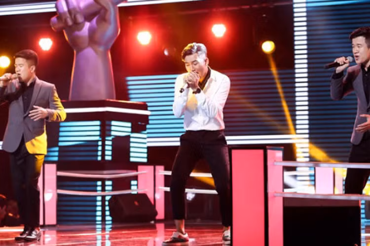 Bước vào vòng đối đầu, Ali Hoàng Dương cùng Song Hào và Ngọc Hiệp thể hiện ca khúc “Khi người yêu mình khóc”. Với Song Hào và Ngọc Hiệp, cả hai có sở trường là dòng nhạc bán cổ điển còn Ali Hoàng Dương lại có chất giọng hiện đại cùng phong cách cá tính. Ảnh: Thế giới điện ảnh