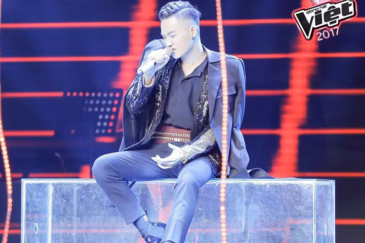 Ở đêm chung kết kết, Ali Hoàng Dương khuấy động sân khấu bằng giọng hát đầy màu sắc và vũ đạo sôi động qua ca khúc “Let her go” của Lưu Thiên Hương. HLV Đông Nhi đã đánh giá cao nét diễn của học trò Thu Minh. Ảnh: Fanpage