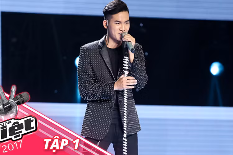  Ali Hoàng Dương sinh năm 1997, đến từ Bình Thuận. Tham gia Giọng hát Việt 2017, ở vòng giấu mặt, anh khiến khán giả và huấn luyện viên “đứng ngồi không yên” với màn trình diễn đầy ấn tượng ca khúc “Gương thần”. Ảnh: Youtube