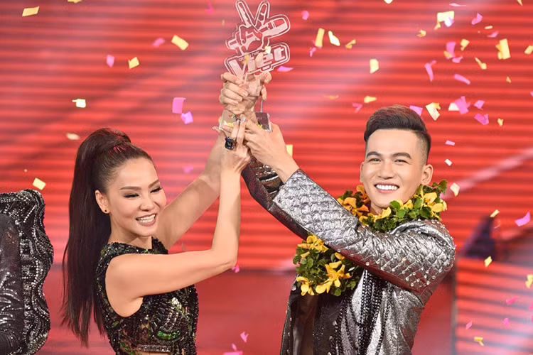 Ở phần thi kết hợp với huấn luyện viên, Ali Hoàng Dương và Thu Minh cùng thể hiện đầy ăn ý bản mashup 2 bản hit của nữ ca sĩ “Đừng yêu - Yêu mình anh”. Đúng như dự đoán, Ali Hoàng Dương đăng quang quán quân với tỷ lệ bình chọn của khán giả là 33,9 %. Ảnh: Zing