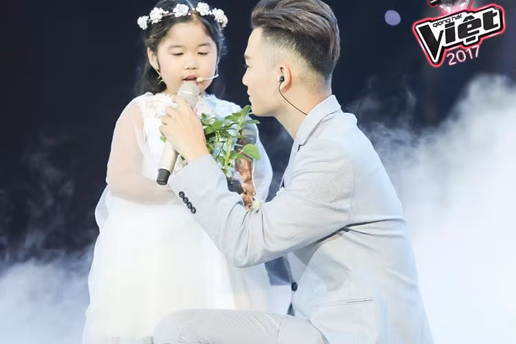 Ở phần thi kết hợp với ca sĩ khách mời, Ali Hoàng Dương mang đến ca khúc “Đừng để con một mình” của Trang Pháp. Đây là một phần trình diễn xúc động khi anh song ca cùng các ca sĩ đã làm mẹ: Hồng Nhung, Thu Minh, Đoan Trang, Trà My, Trương Quỳnh Anh... Ảnh: Fanpage