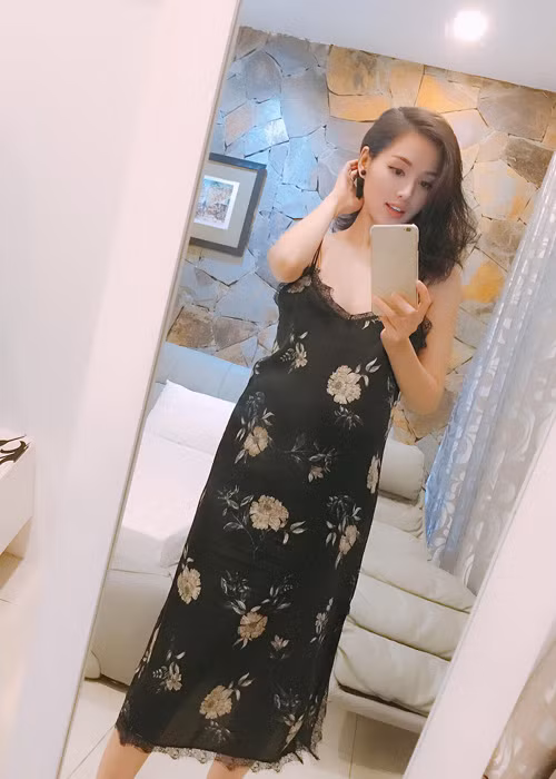 Mới đây, trên trang cá nhân, hot girl Tâm Tít khoe bụng bầu ở tuần thai kỳ 31. Có thể thấy, vóc dáng của cô dường như không thay đổi quá nhiều. Ảnh: FBNV