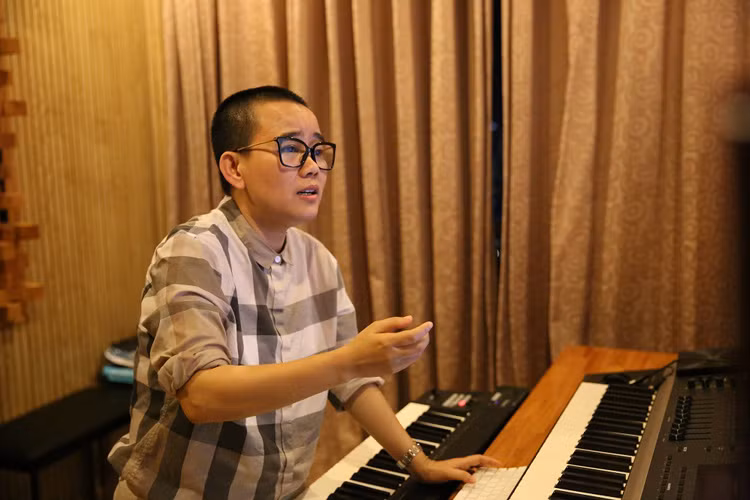 Nhạc sĩ Phương Uyên – người sáng tác ca khúc cho biết: “Tôi nghĩ mỗi người đều có những cách riêng để góp tiếng nói, với cương vị một nhạc sĩ, tôi lựa chọn sáng tác”.