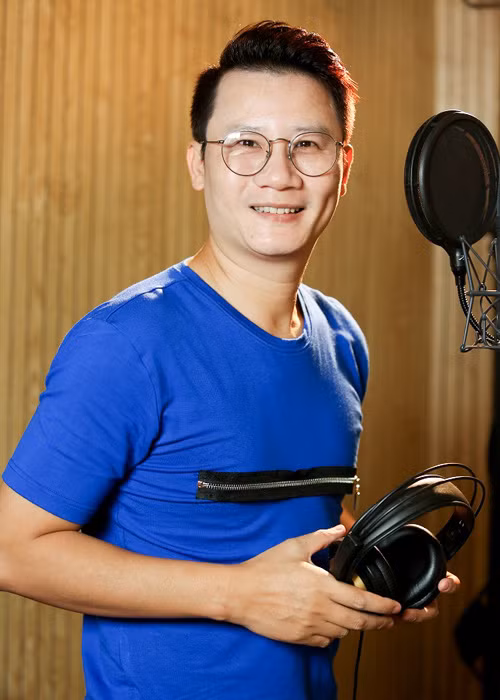 Ca sĩ Hoàng Bách hào hứng góp giọng trong “Cho con tuổi thơ” với mong muốn nâng cao nhận thức cộng đồng trong vấn đề bảo vệ thể chất, tinh thần trẻ em.