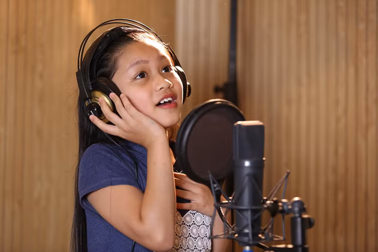 Bé Võ Khánh Ngọc – con gái nuôi của siêu mẫu Xuân Lan cũng tham gia dự án với vai trò là “đại sứ nhí”.