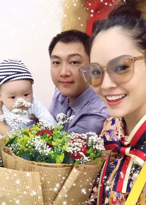 Theo lời Dương Cẩm Lynh, sau khi sống chung một nhà, cô được chồng hết mực cưng chiều. Mỗi tối, nữ diễn viên được chồng gội đầu cho khi từ phim trường về. Ảnh: FBNV