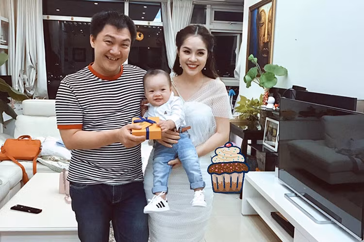 Ông xã Dương Cẩm Lynh còn khéo chăm con. Theo lời nữ diễn viên, chồng chính là người đầu tiên thay tã cho con. Ảnh: FBNV