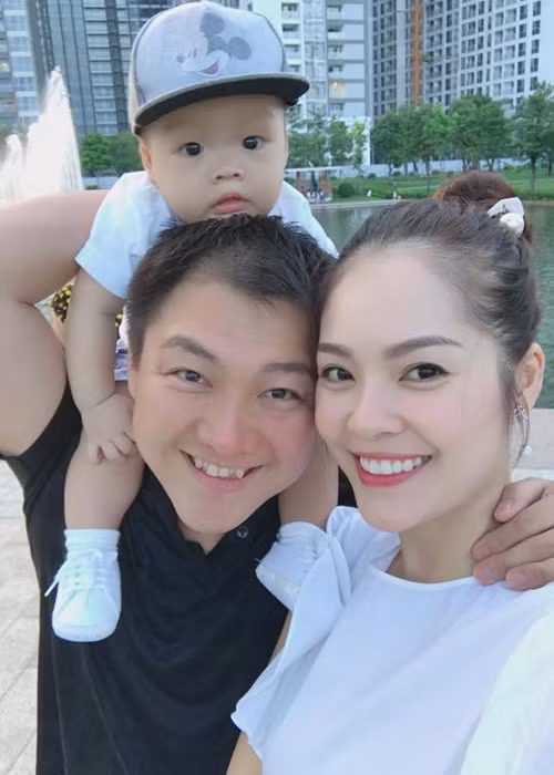 Xuất hiện trong chương trình Là vợ phải thế lên sóng gần đây, Dương Cẩm Lynh và Anh Khoa khá thoải mái chia sẻ về cuộc sống của mình sau khi thành vợ chồng. Ảnh: FBNV