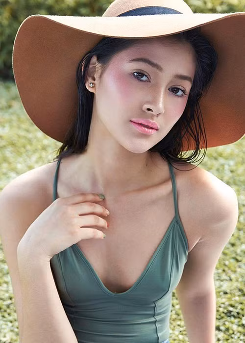 Maureen từng sống ở Đức khoảng 6 năm trước khi chuyển đến Philippines và chính thức theo đuổi sự nghiệp người mẫu.