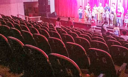 Minh Beo bi tay chay, san khau khong khan gia