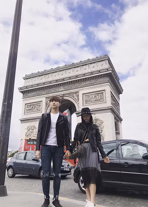 Trước đêm diễn tại Đức, Tim và Trương Quỳnh Anh cũng đã dành thời gian khám phá Pháp. Ảnh: FBNV